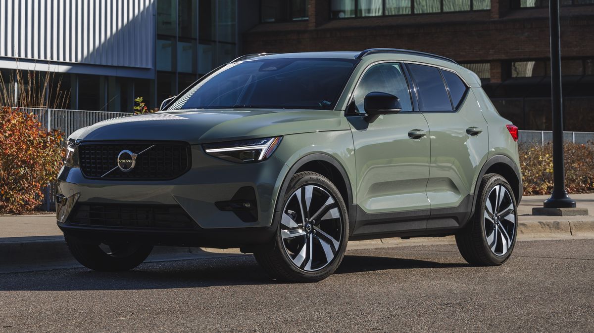 فولفو-XC40-2023