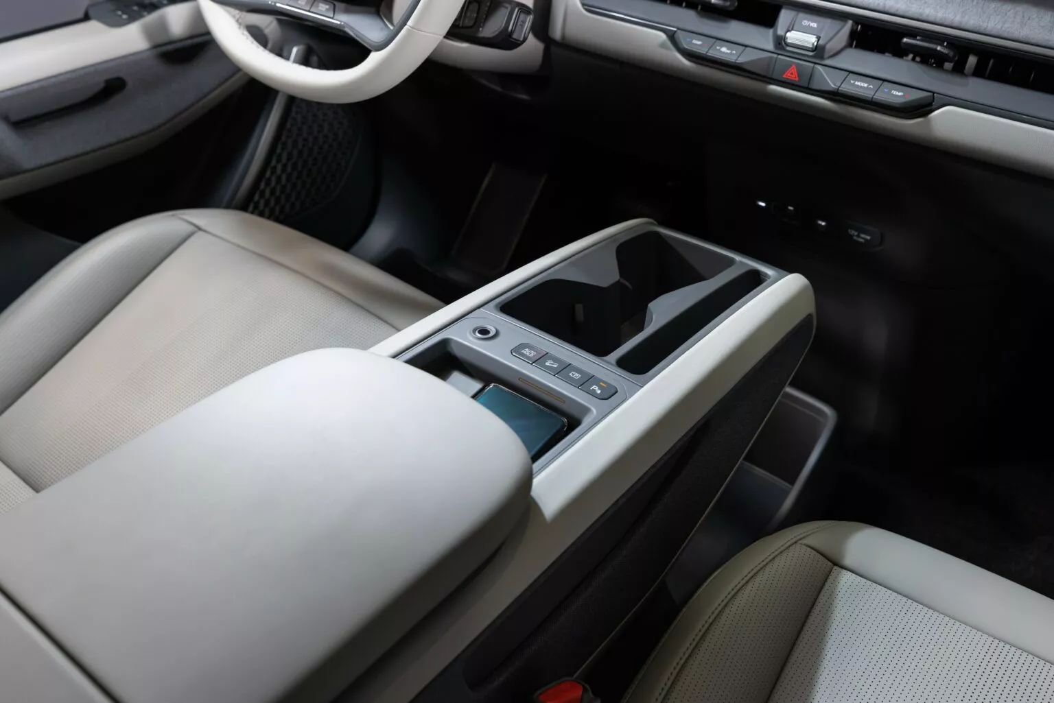 قمرة  قيادة كيا EV9 2024