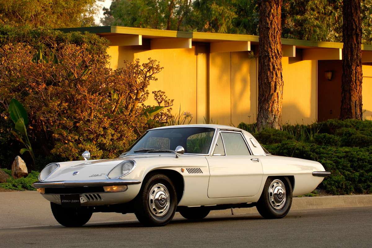أول سيارة مازدا تعمل بمحرك دوار (Rotary)