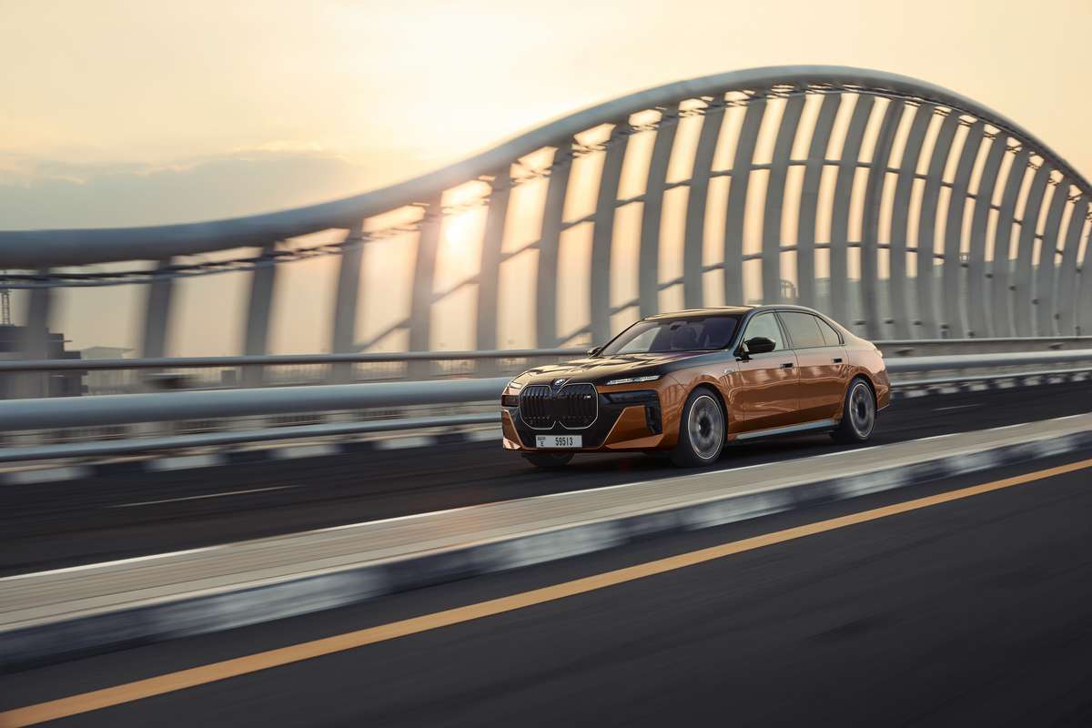 BMW-i7-M70