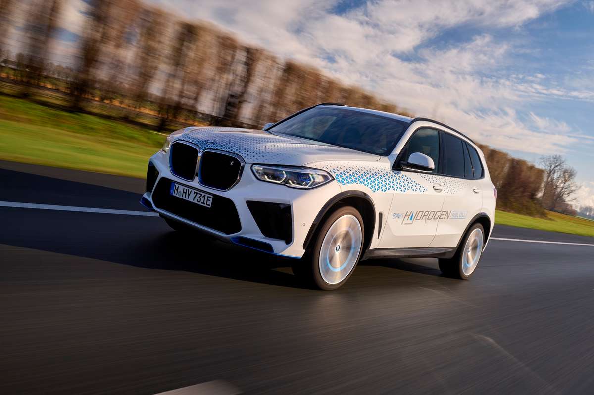 BMW iX5 Hydrogen التي تعمل بالطاقة الهيدروجينية
